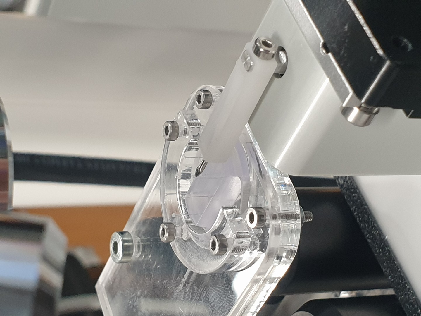 Calibration setup combining microrobotics, force measurement, and DIC